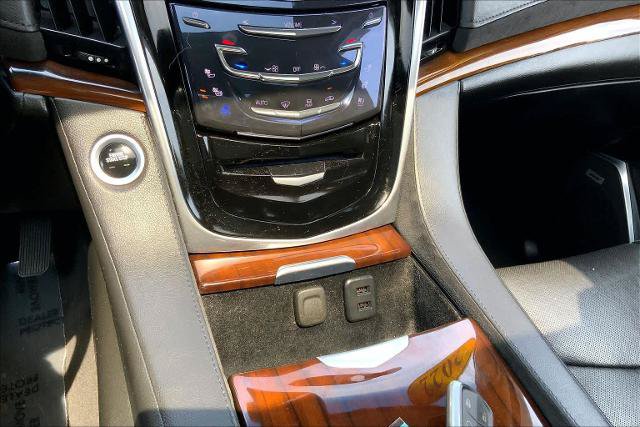 Used 2020 Cadillac Escalade Luxury w/ Escalade Sport Edition AWD/4WD image 35