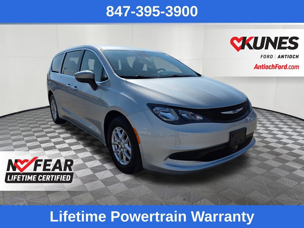 Used 2023 Chrysler Voyager LX image 7