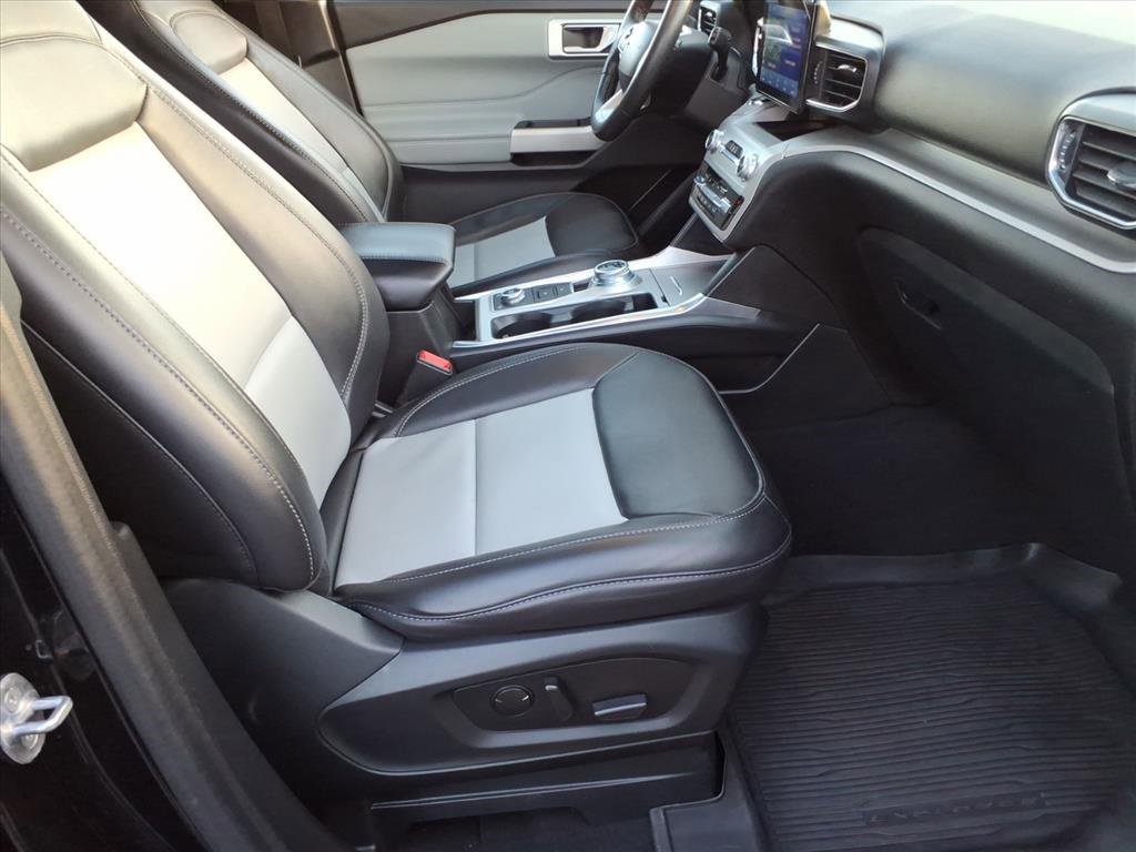 Certified 2022 Ford Explorer XLT w/ Equipment Group 202A image 8