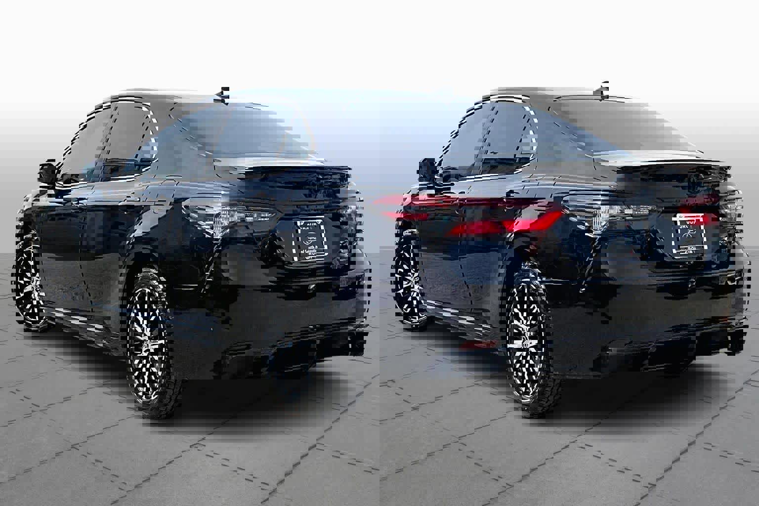 Used 2023 Toyota Camry SE image 4