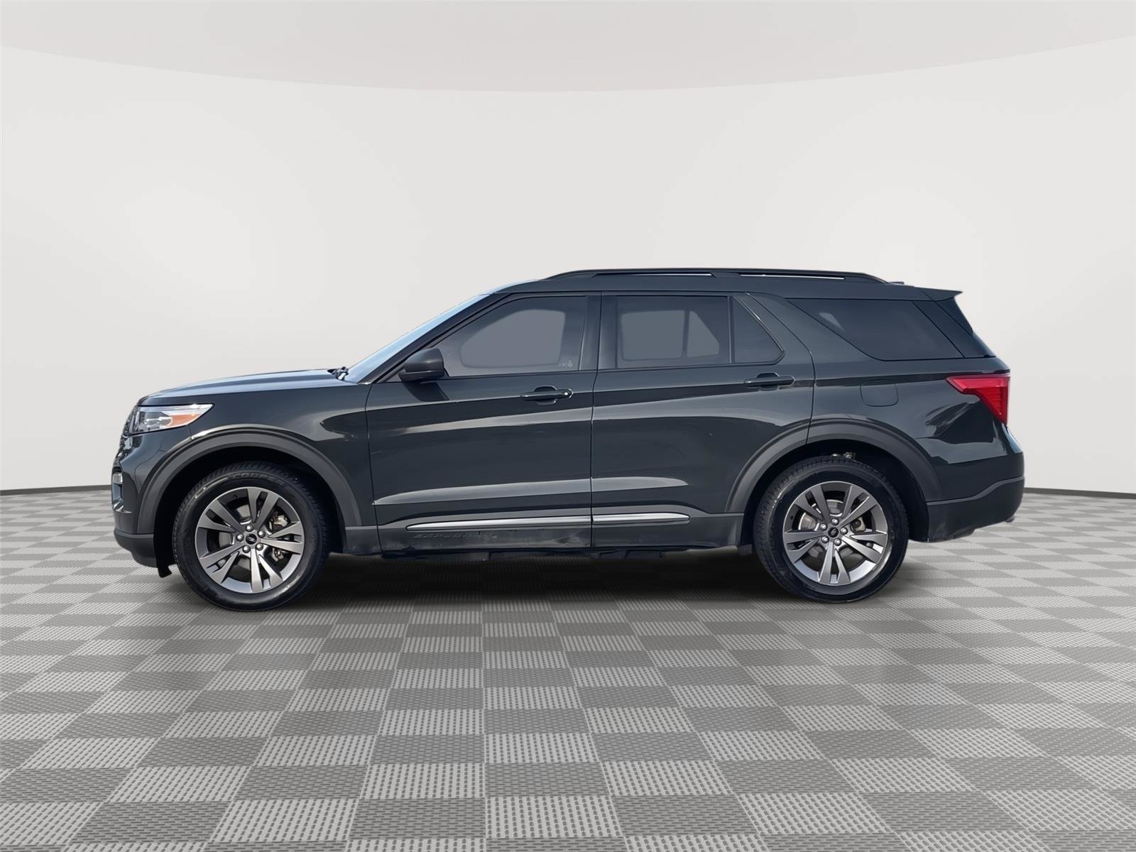 Certified 2021 Ford Explorer XLT w/ Equipment Group 202A AWD/4WD image 2
