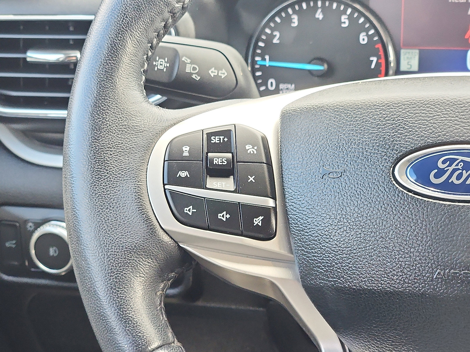 Certified 2022 Ford Explorer XLT w/ Equipment Group 202A image 15