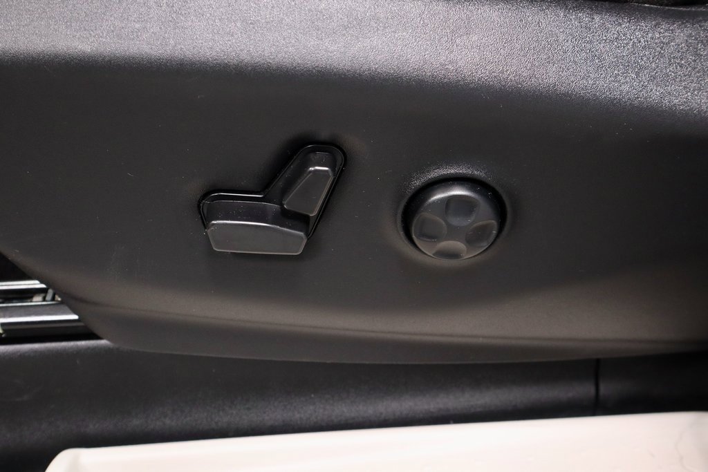 Used 2024 Chrysler Voyager LX image 23