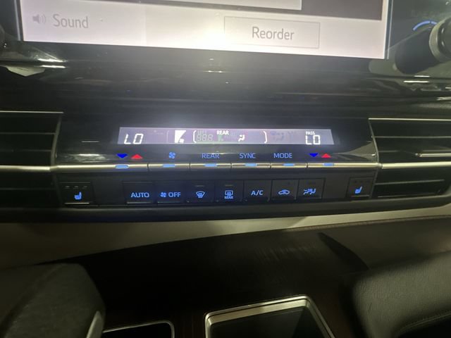 Used 2023 Toyota Sienna XLE FWD image 21