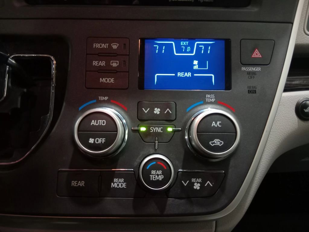 Used 2020 Toyota Sienna XLE image 24