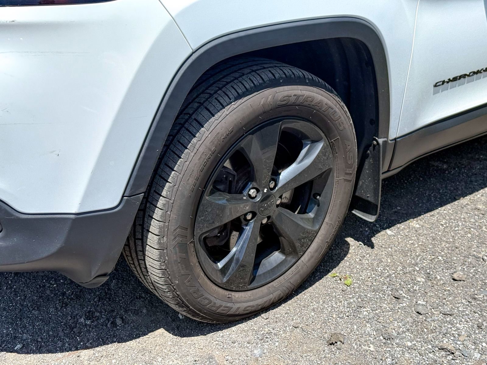 Used 2018 Jeep Cherokee Limited w/ Luxury Group AWD/4WD image 7