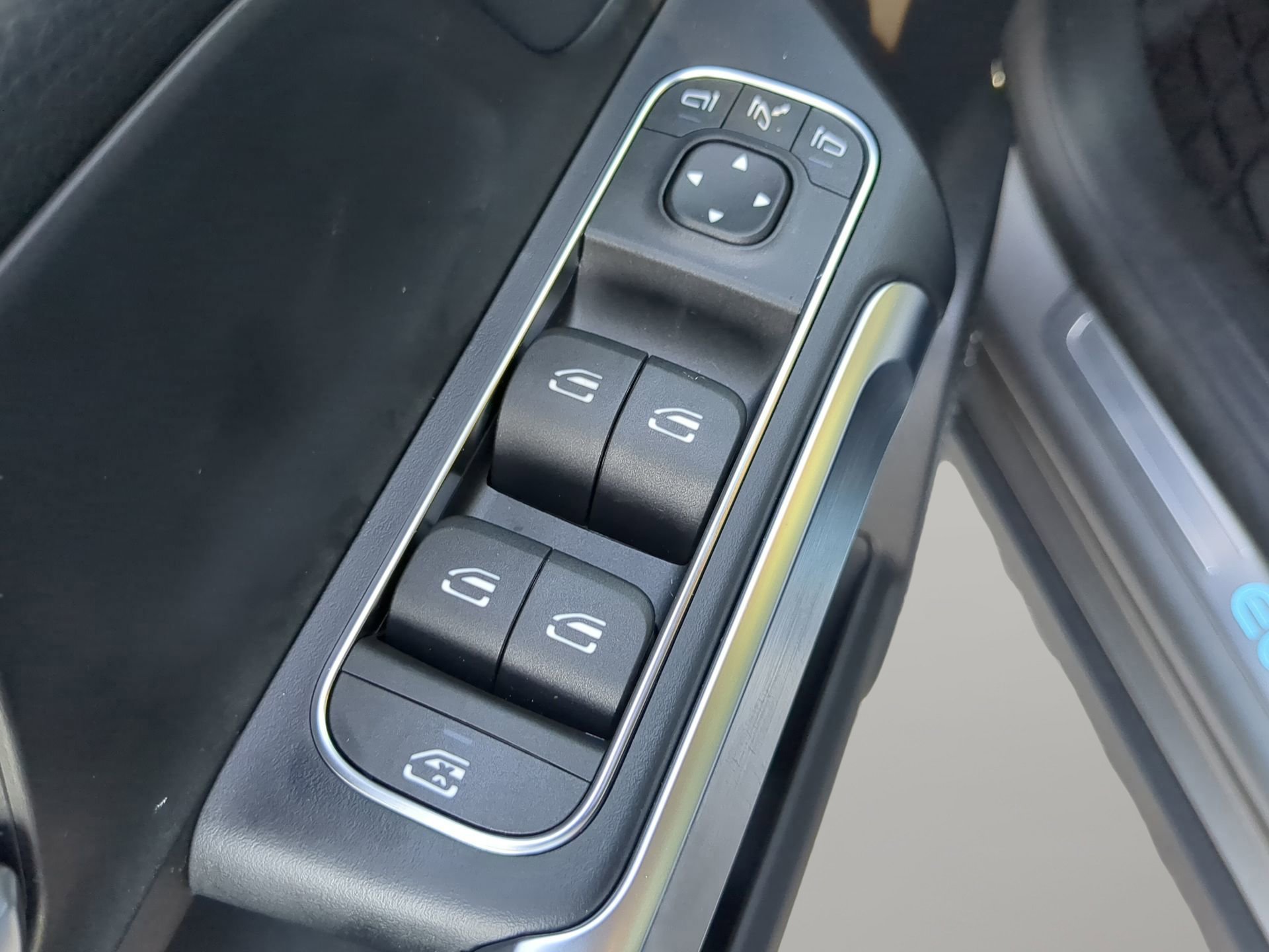 Used 2025 Mercedes-Benz EQB 300 4MATIC image 55