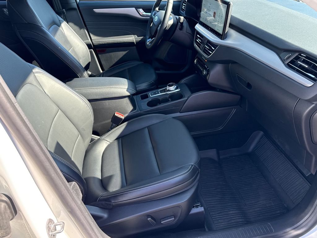 Certified 2025 Ford Escape Platinum w/ Class II Trailer Tow Package image 13