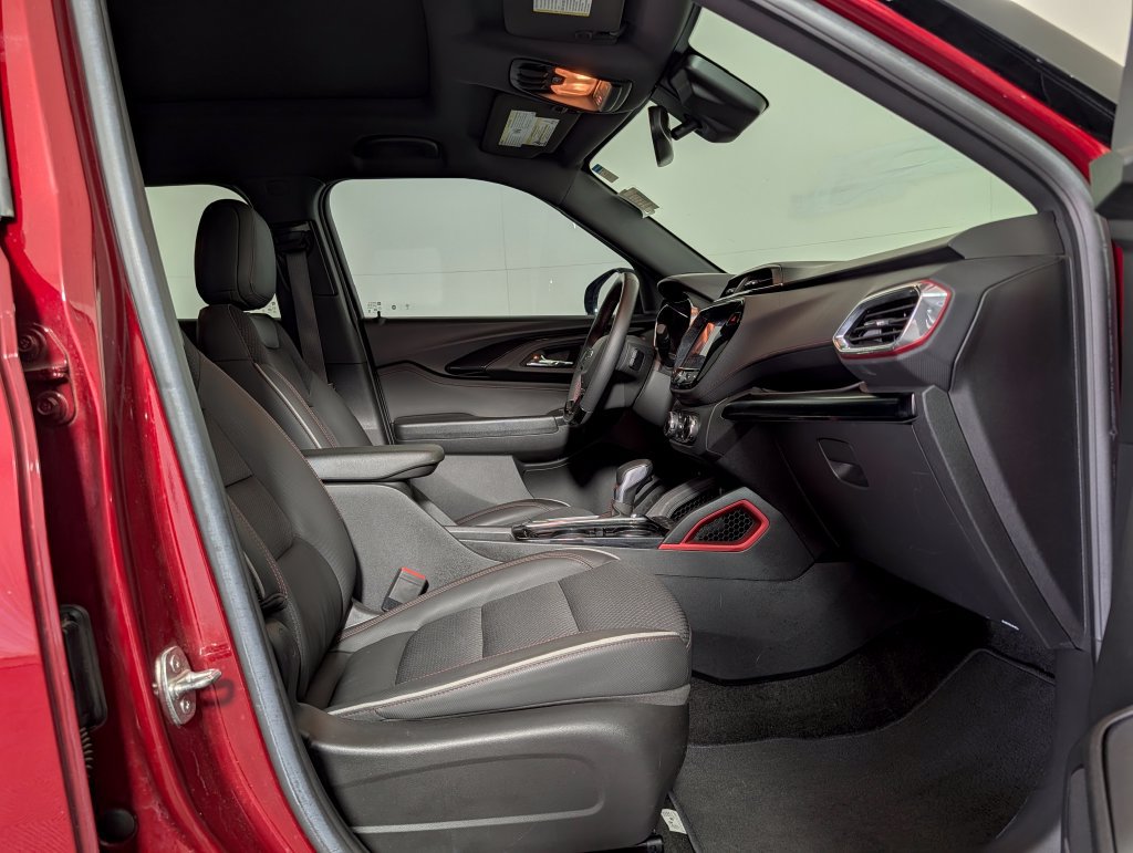 Used 2022 Chevrolet TrailBlazer RS w/ Sun and Liftgate Package FWD image 11