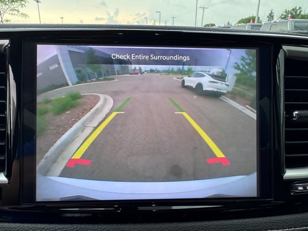 Used 2023 Chrysler Pacifica Touring-L FWD image 16