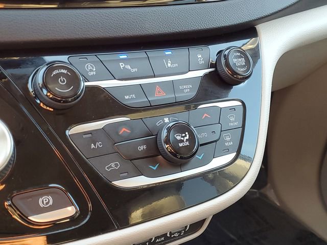 Used 2024 Chrysler Pacifica Touring-L image 29