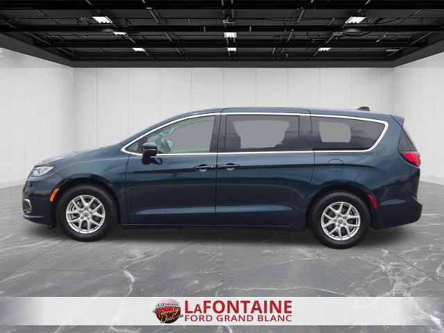 Used 2023 Chrysler Pacifica Touring-L FWD image 2