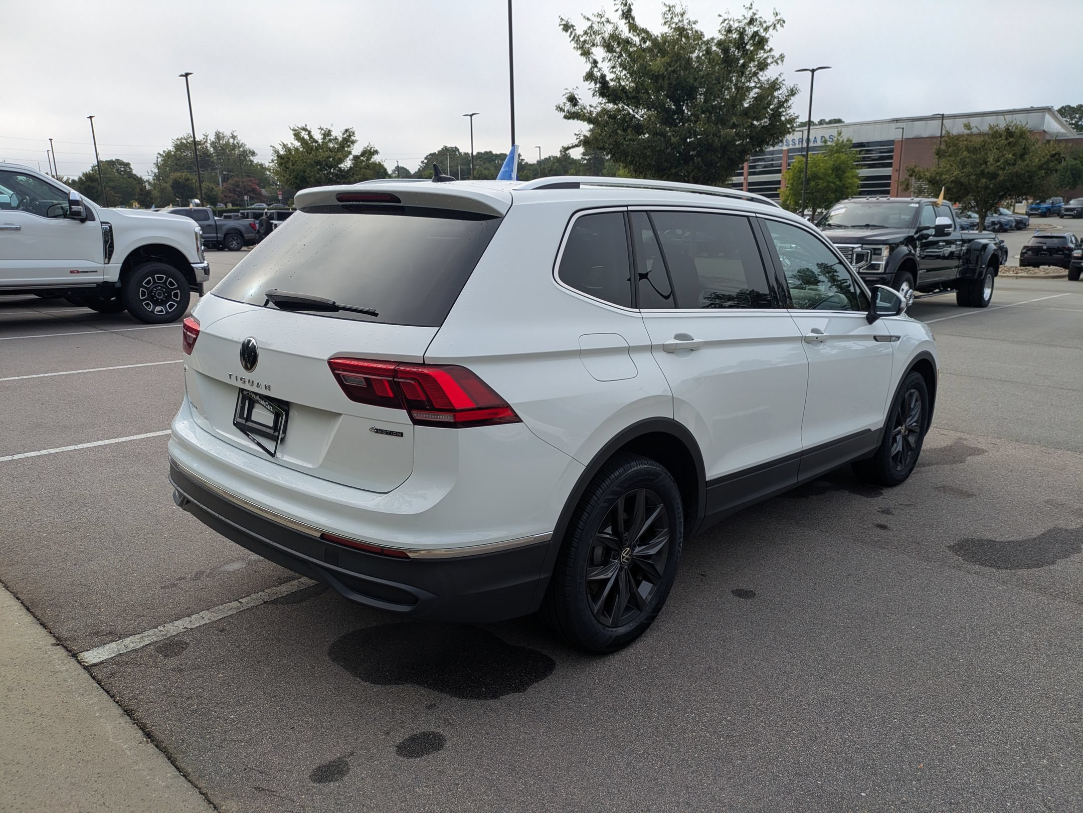 Used 2024 Volkswagen Tiguan SE w/ Panoramic Sunroof Package AWD/4WD image 4