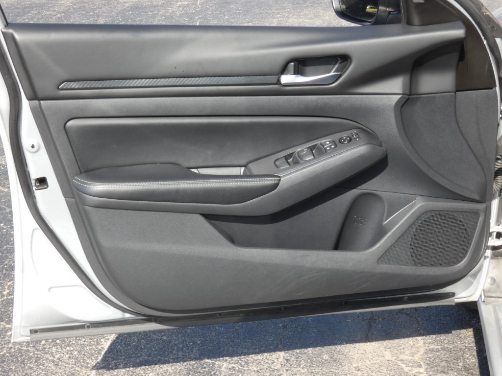 Used 2024 Nissan Altima 2.5 SV FWD image 9