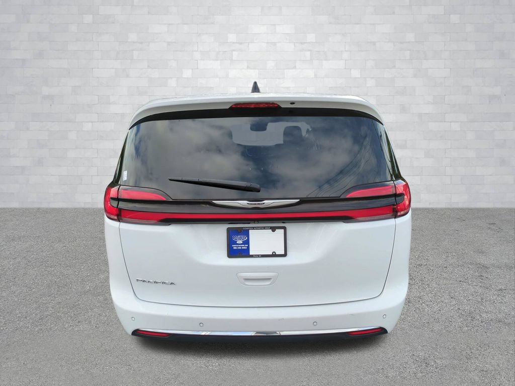 Used 2023 Chrysler Pacifica Touring-L FWD image 6