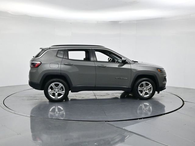 Used 2024 Jeep Compass Latitude AWD/4WD image 2