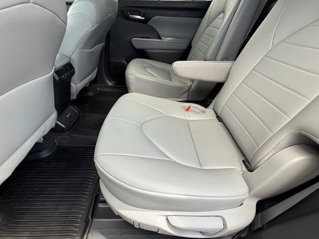 Used 2023 Toyota Highlander XLE AWD/4WD image 12