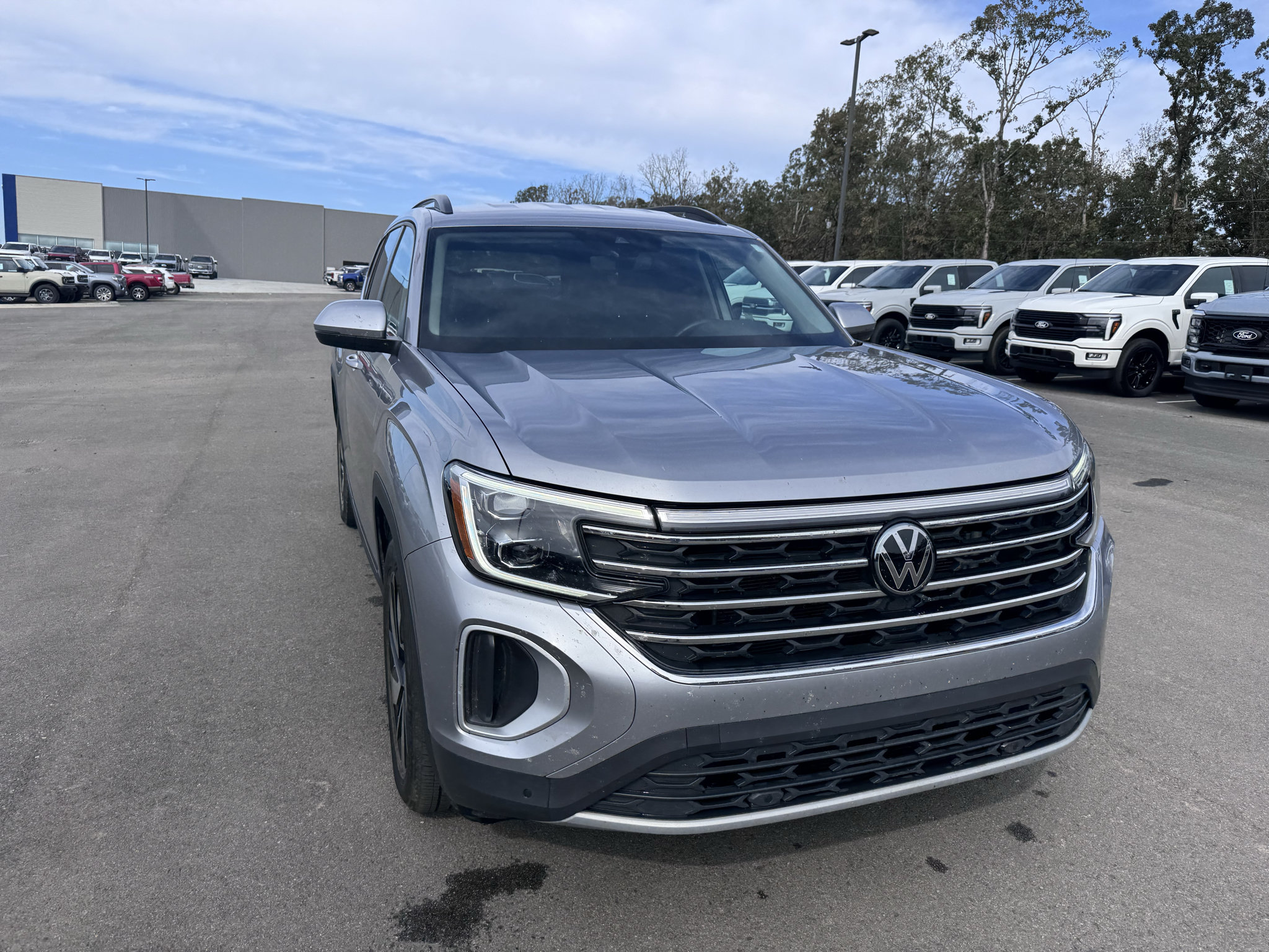Used 2024 Volkswagen Atlas SE AWD/4WD image 4