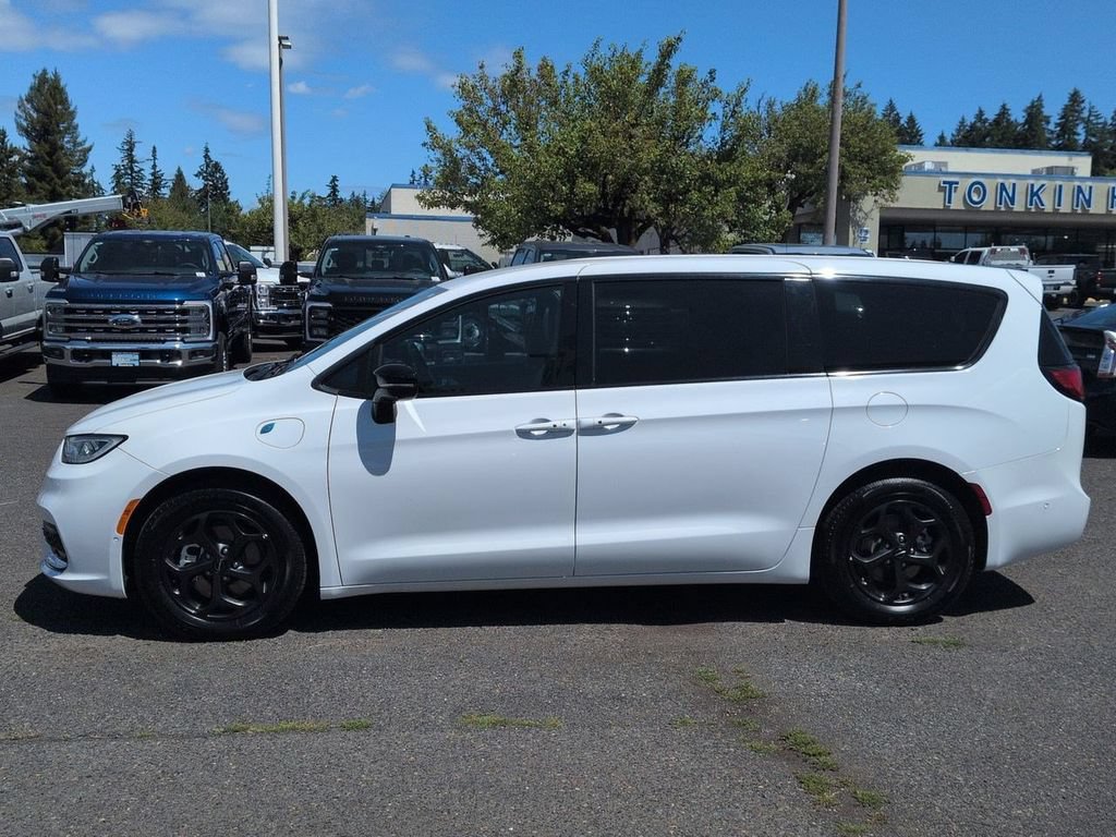 Used 2024 Chrysler Pacifica Limited FWD image 2