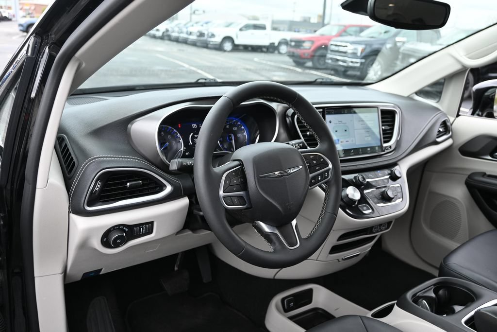 Used 2024 Chrysler Pacifica Touring-L AWD/4WD image 18