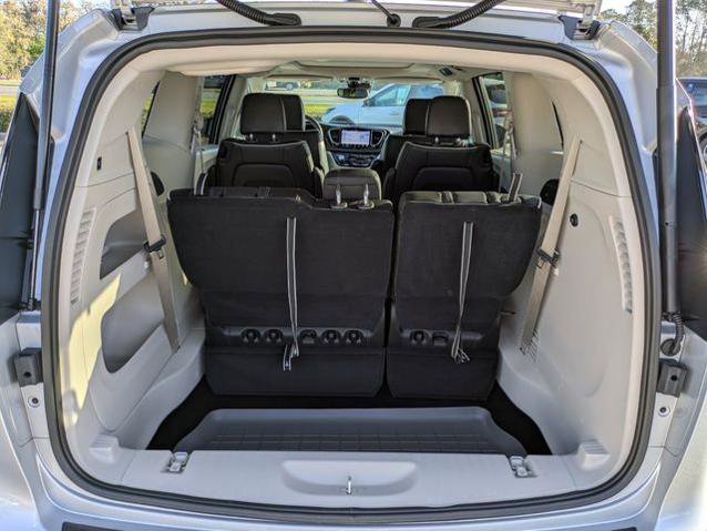 Used 2024 Chrysler Pacifica Limited FWD image 12