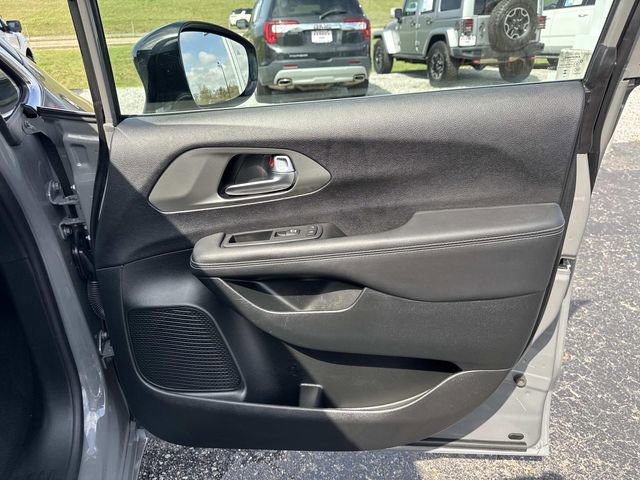 Used 2025 Chrysler Pacifica Select image 14