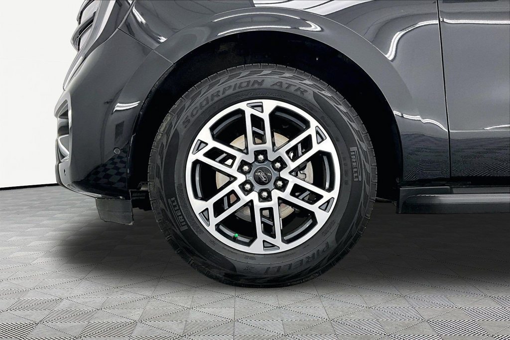 Certified 2025 Ford Expedition Active AWD/4WD image 9