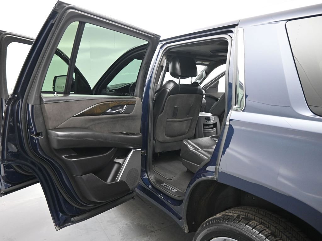 Used 2020 Cadillac Escalade Platinum image 45