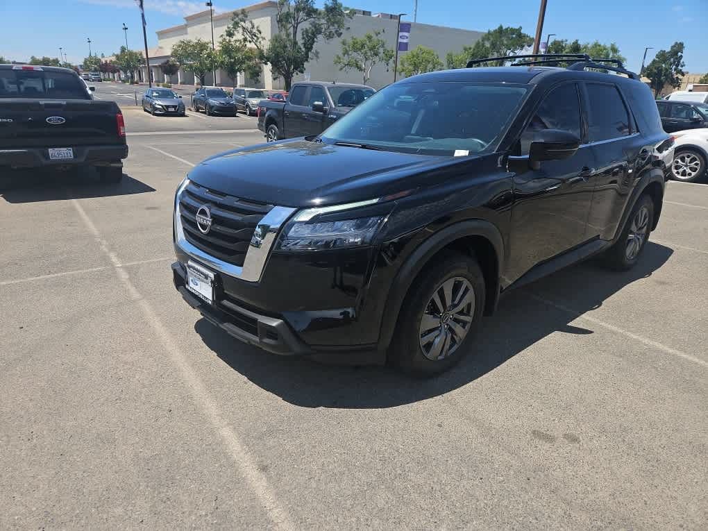 Used 2025 Nissan Pathfinder SV AWD/4WD image 1