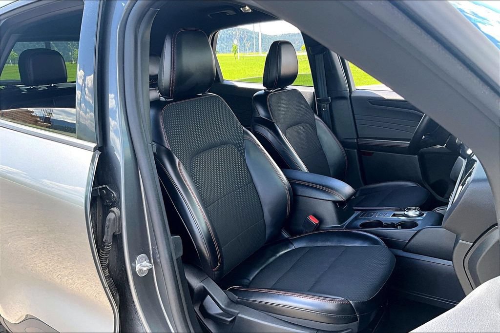 Certified 2025 Ford Escape ST-Line Select AWD/4WD image 7
