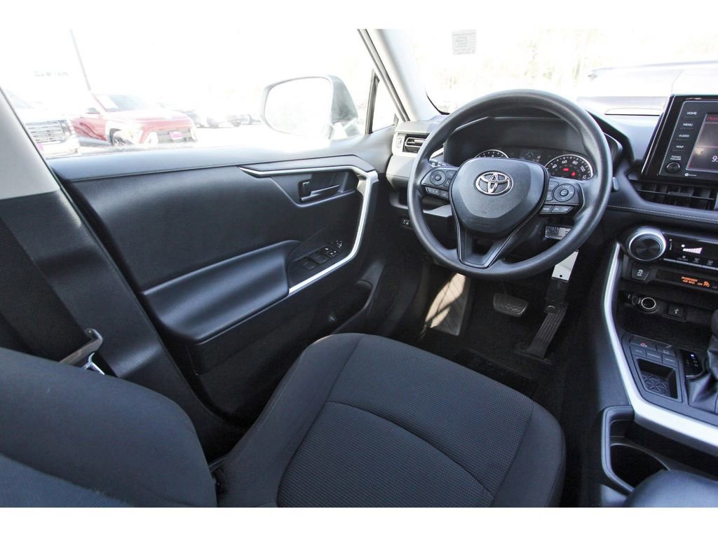 Used 2021 Toyota RAV4 LE FWD image 11