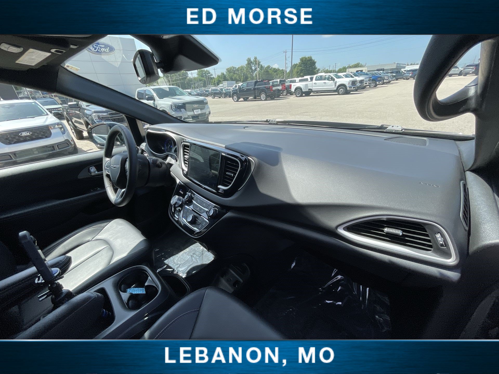 Used 2025 Chrysler Pacifica Select FWD image 26