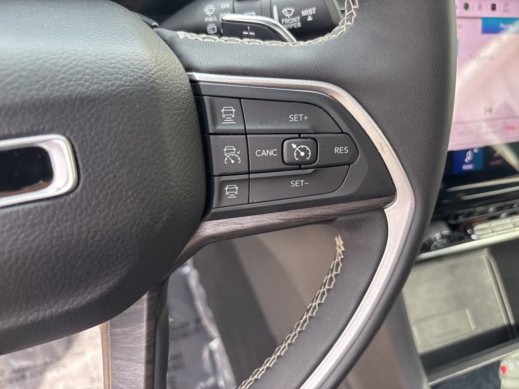 Used 2024 Jeep Grand Cherokee Limited w/ Luxury Tech Group II AWD/4WD image 17
