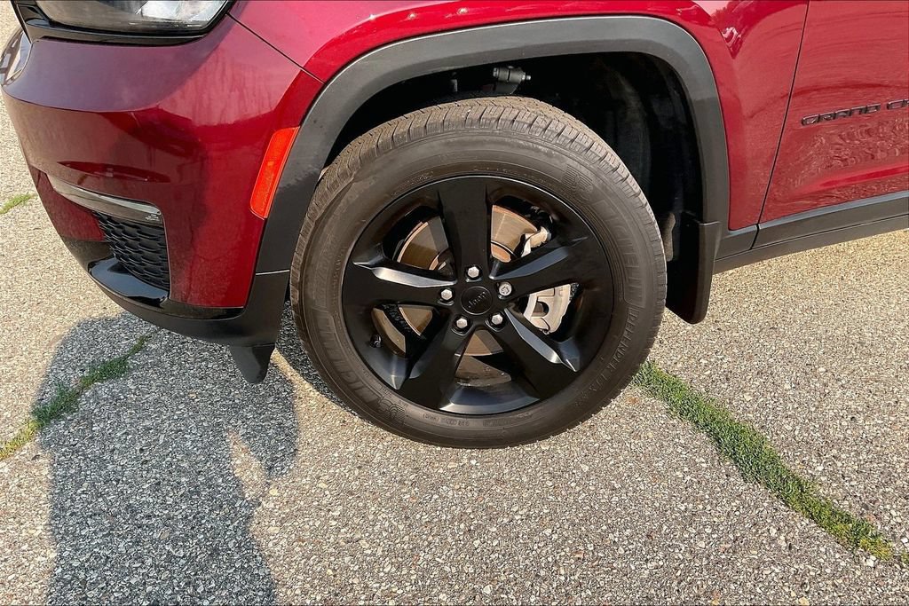 Used 2023 Jeep Grand Cherokee L Limited w/ Black Appearance Package AWD/4WD image 4