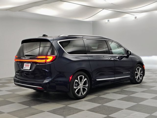 Used 2024 Chrysler Pacifica Pinnacle FWD image 11