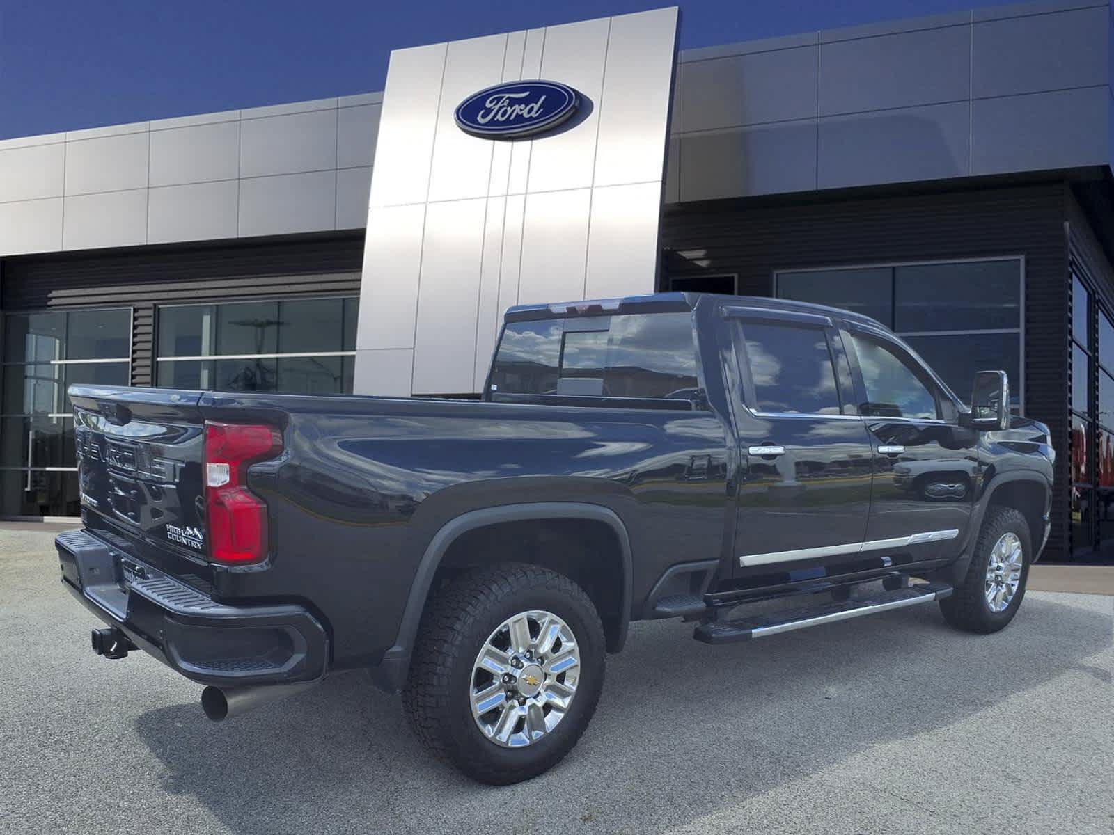 Used 2024 Chevrolet Silverado 2500 High Country w/ High Country Premium Package AWD/4WD image 2