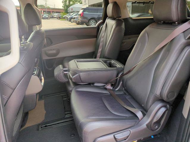 Used 2025 Kia Carnival EX FWD image 24