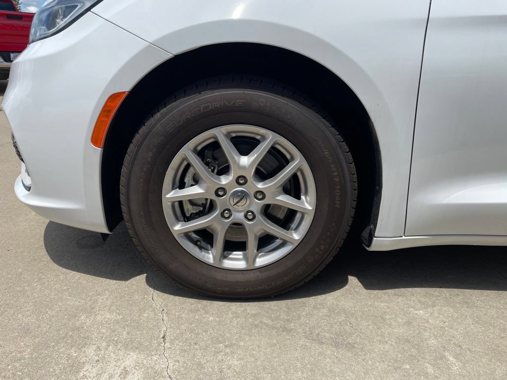 Used 2024 Chrysler Pacifica Touring-L FWD image 19