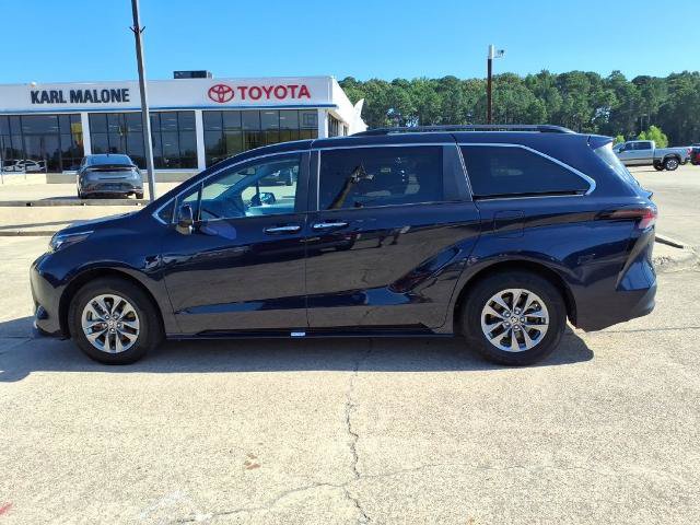 Used 2025 Toyota Sienna XLE FWD image 2
