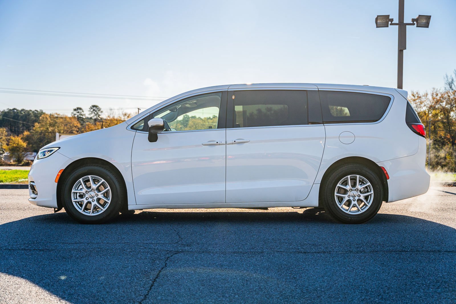 Used 2023 Chrysler Pacifica Touring-L image 4