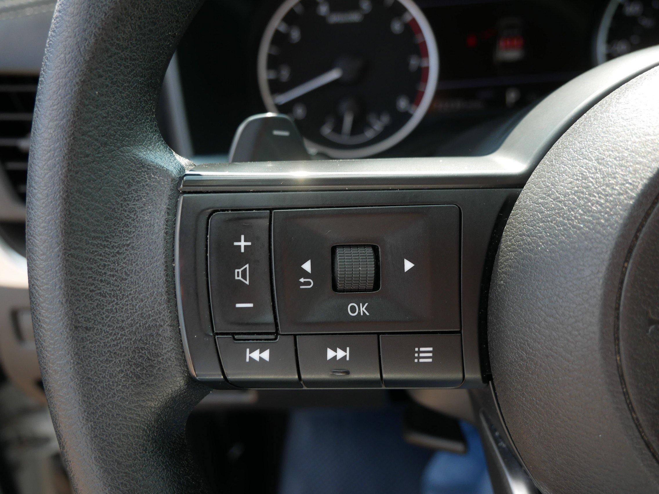 Used 2024 Nissan Rogue S AWD/4WD image 27