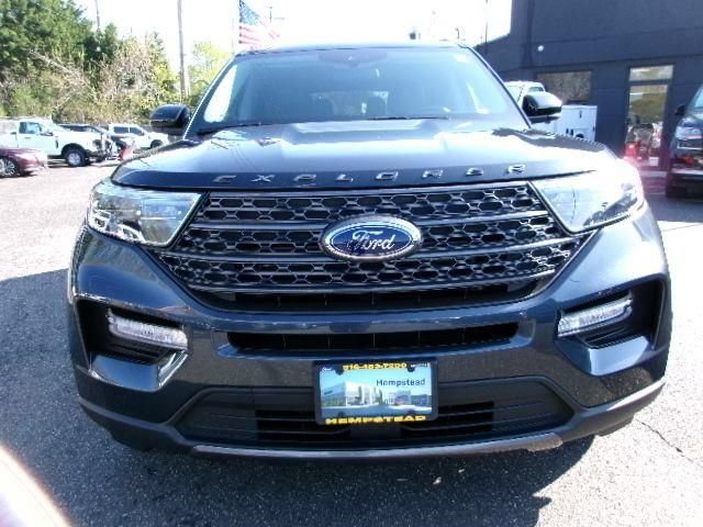 Certified 2022 Ford Explorer XLT w/ Equipment Group 202A AWD/4WD image 2