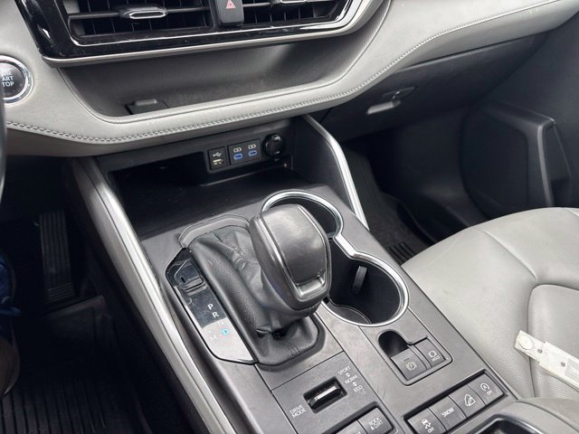 Used 2022 Toyota Highlander XLE AWD/4WD image 28