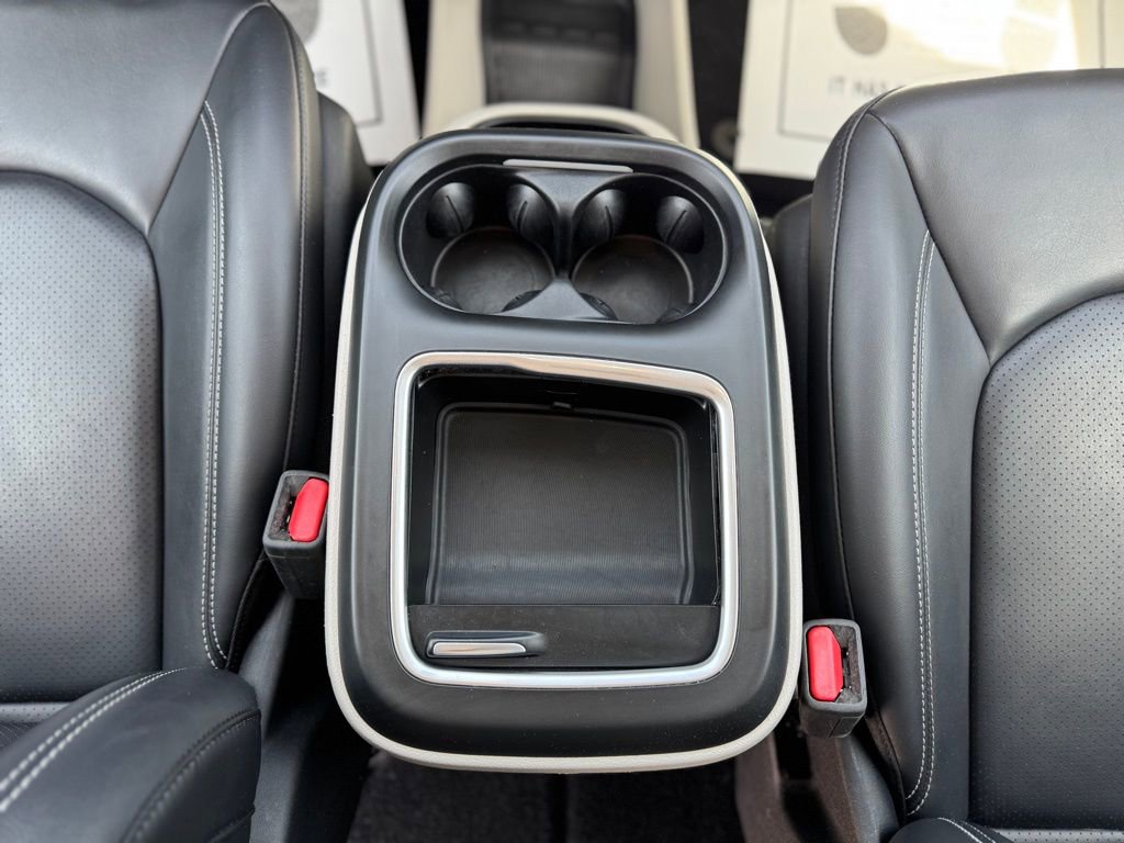 Used 2023 Chrysler Pacifica Touring-L image 31