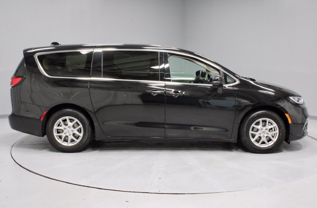 Used 2024 Chrysler Pacifica Touring-L FWD image 12