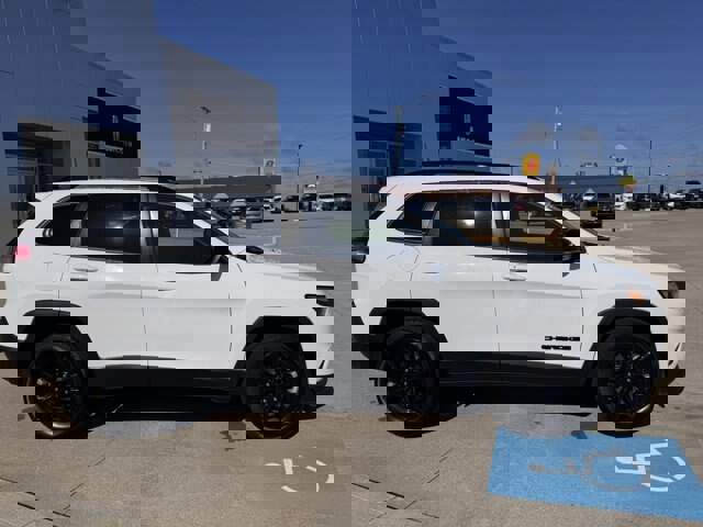 Used 2023 Jeep Cherokee Altitude Lux image 3