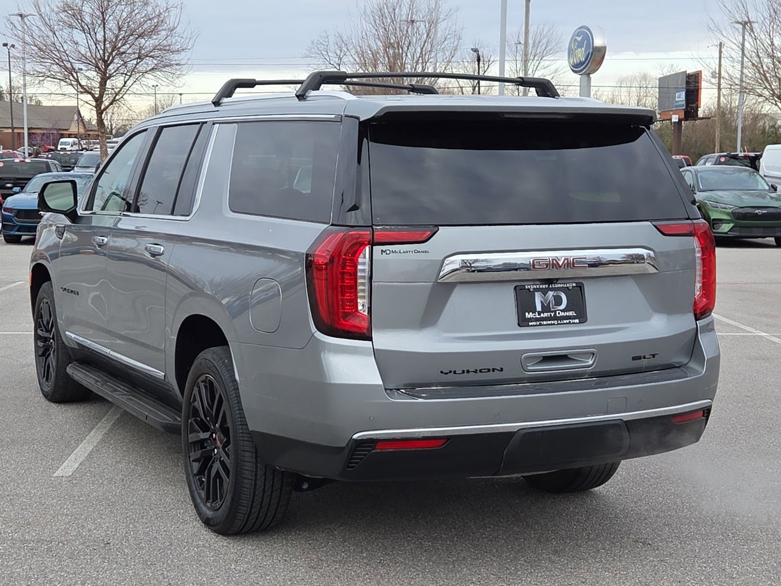 Used 2023 GMC Yukon XL SLT w/ SLT Premium Package image 4