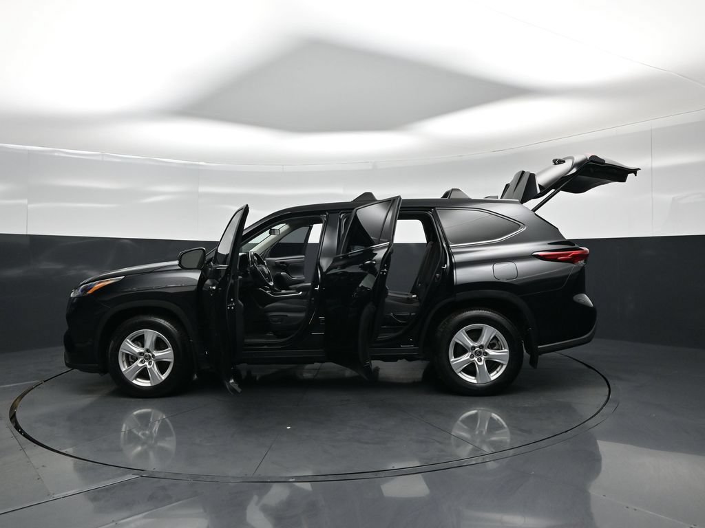 Used 2023 Toyota Highlander LE AWD/4WD image 35