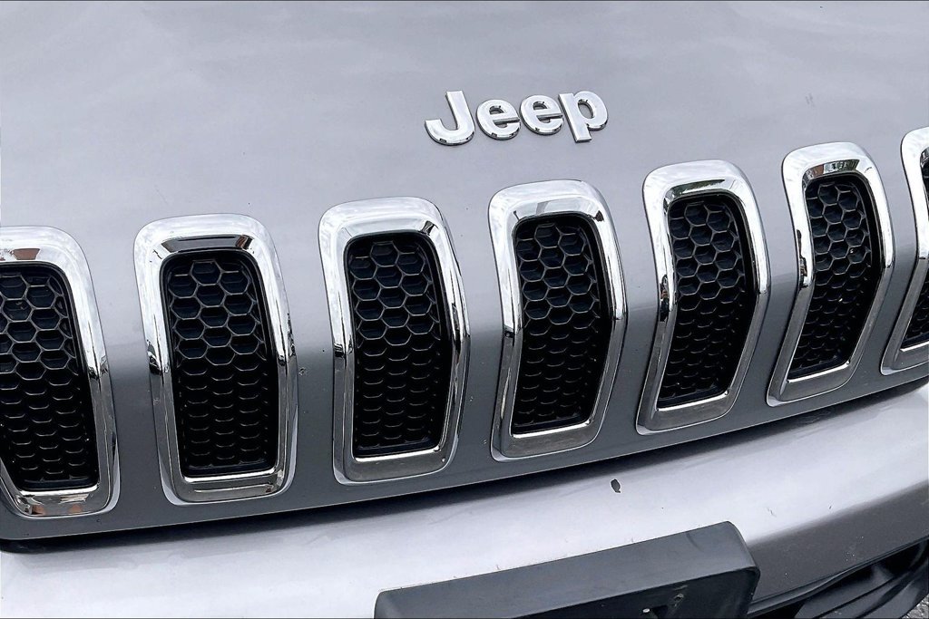 Used 2017 Jeep Cherokee Latitude w/ Safety/Convenience Group FWD image 30