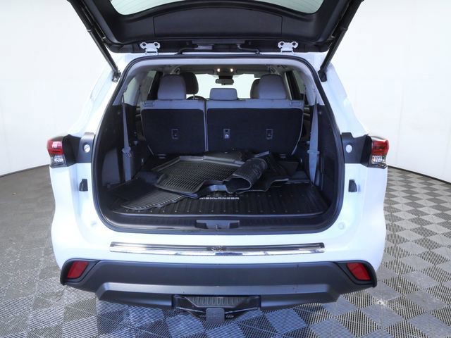 Used 2022 Toyota Highlander LE AWD/4WD image 9